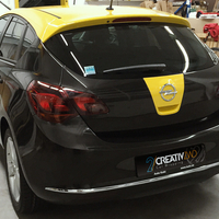 Opel Astra von Graphit Schwarz auf Black Metallic und Sunflower plus Werbebeschriftung